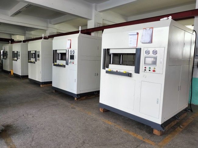 碳纖維熱壓成型機在新能源汽車、鋰電池、光伏產(chǎn)業(yè)的應(yīng)用
